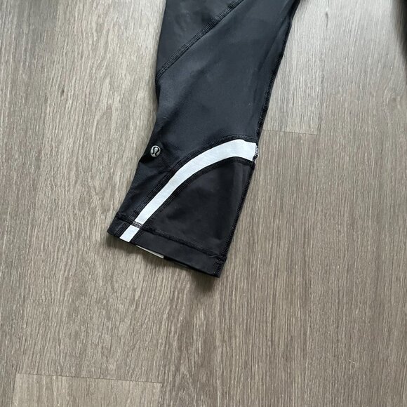 Lululemon Black Cropped Leggings w White Piping Details (& Zipped Back Pocket) - Picture 10 of 13